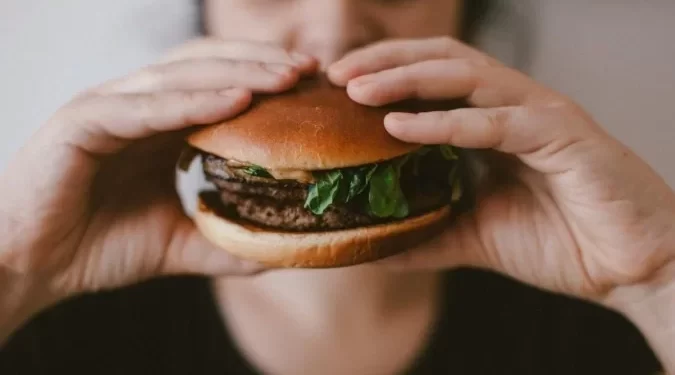 Dieta tarde da noite aumenta o risco de complicações de saúde