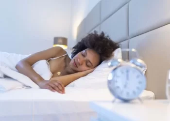Saiba qual a melhor posição para dormir, segundo a ciência