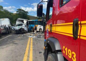 Acidente grave entre caminhão, ônibus e carro deixa 1 morto e 25 feridos, em MG