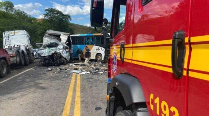 Acidente grave entre caminhão, ônibus e carro deixa 1 morto e 25 feridos, em MG