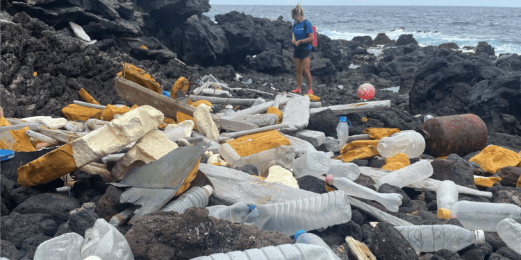 A remota ilha no Atlântico Sul que recebe lixo do mundo todo pelo mar