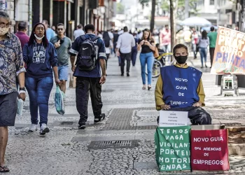 Desemprego tem oitava queda seguida e fica em 8,3%; número de desocupados é o menor desde 2015