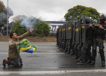 Após três dias, polícia reduz pela metade número de vias bloqueadas