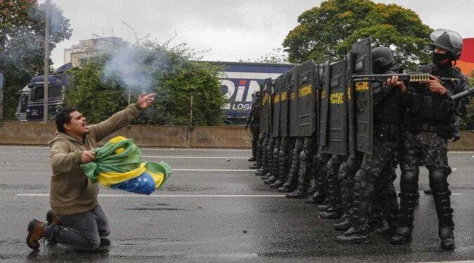 Após três dias, polícia reduz pela metade número de vias bloqueadas