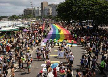 Parada do Orgulho LGBT+ retorna à orla de Copacabana após intervalo de dois anos