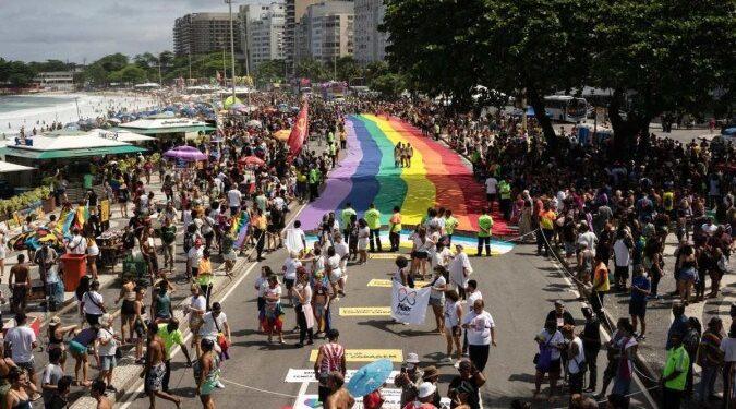 Parada do Orgulho LGBT+ retorna à orla de Copacabana após intervalo de dois anos