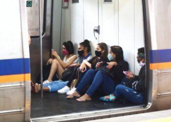 Exigência de máscara no metrô de SP veio após aumento de internações na UTI
