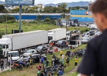 ‘Não consegui ir ao velório da minha irmã’, diz idosa afetada pelos bloqueios rodoviários