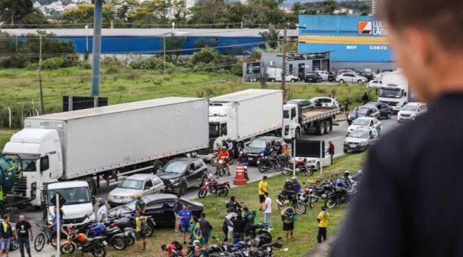 ‘Não consegui ir ao velório da minha irmã’, diz idosa afetada pelos bloqueios rodoviários