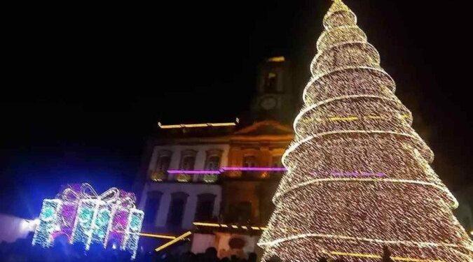 Árvore de 18m de altura é destaque em Natal de Luz de Ouro Preto