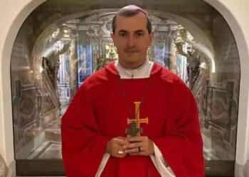 Suspeito de ameaçar bispo com arma em porta de igreja em Minas é procurado