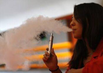 Uso de cigarros eletrônicos aumenta risco de ter cárie no dente, diz estudo