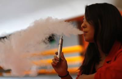 Uso de cigarros eletrônicos aumenta risco de ter cárie no dente, diz estudo