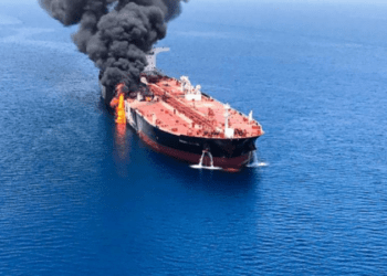 Navio petroleiro foi atingido por bomba de drone na costa do Omã, diz autoridade