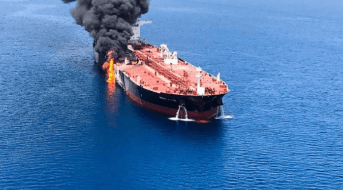 Navio petroleiro foi atingido por bomba de drone na costa do Omã, diz autoridade