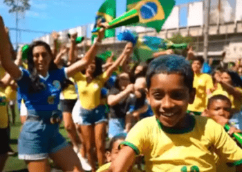 Moradores da Favela da Maré viralizam ao dançar pela Seleção Brasileira