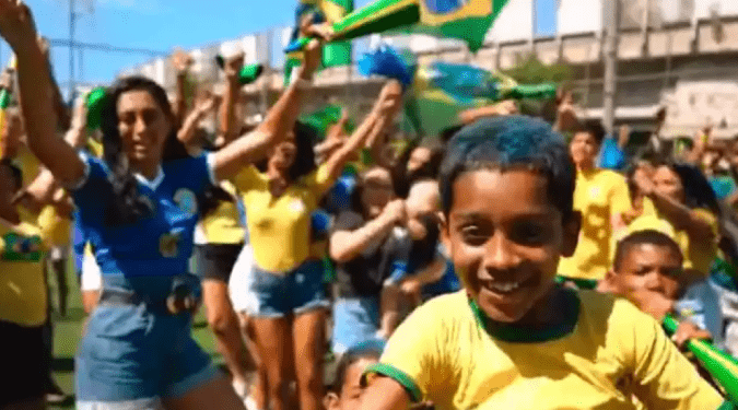 Moradores da Favela da Maré viralizam ao dançar pela Seleção Brasileira