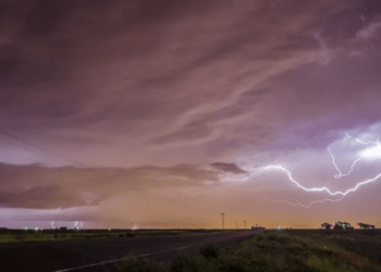 Tempestade Nicole tem potencial para se transformar em furacão e atingir Flórida