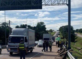 Polícia usa escavadeira para remover barricada de manifestação em Viracopos