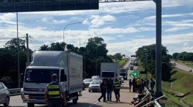 Polícia usa escavadeira para remover barricada de manifestação em Viracopos