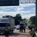 Polícia usa escavadeira para remover barricada de manifestação em Viracopos