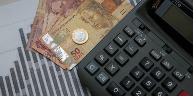 Apesar dos juros altos, incerteza fiscal mantém gestores cautelosos