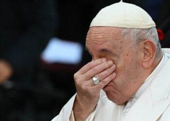 Papa Francisco chora durante oração ao povo ucraniano: “Que a paz prevaleça”