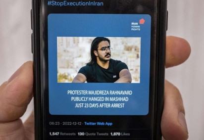 Irã: Regime enforca em público um jovem que participou de protestos