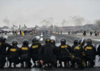 Em meio a protestos violentos, Peru declara estado de emergência no país