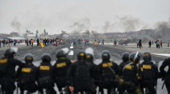 Em meio a protestos violentos, Peru declara estado de emergência no país