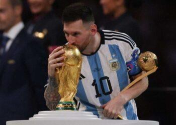 Campeão e melhor jogador, Messi encerra história pessoal nas Copas do Mundo