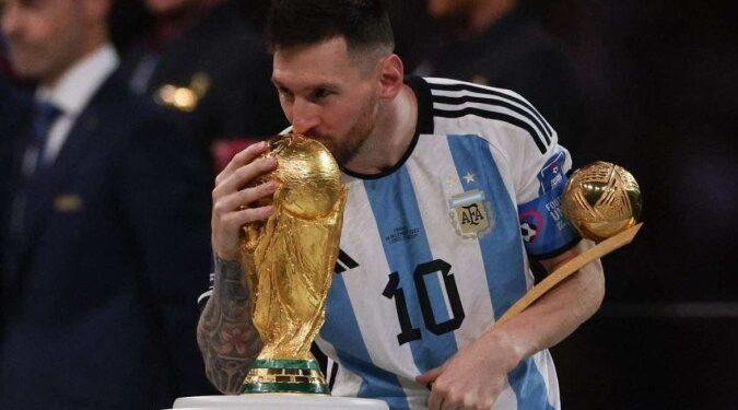 Campeão e melhor jogador, Messi encerra história pessoal nas Copas do Mundo