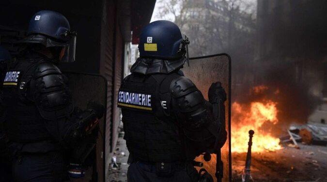 Homem preso por tiroteio em Paris afirma que agiu por racismo