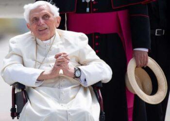 Bento XVI está “muito doente”, revela papa Francisco