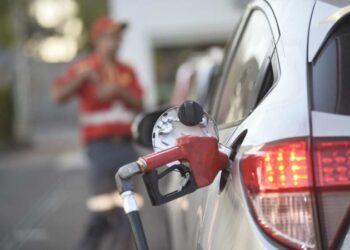 ANP: Litro da gasolina volta a ficar abaixo dos R$ 5 na média dos postos