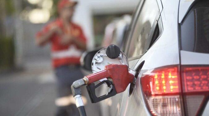 ANP: Litro da gasolina volta a ficar abaixo dos R$ 5 na média dos postos
