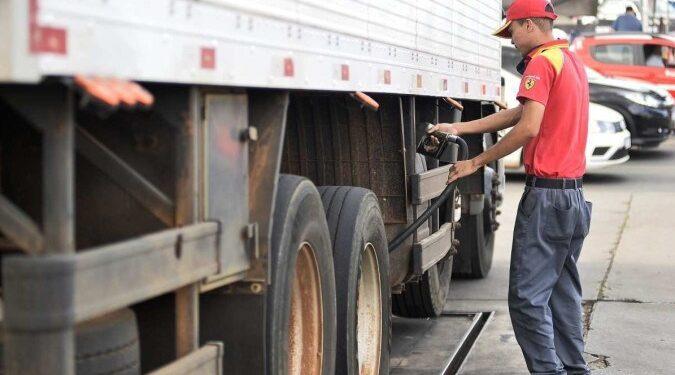 Preço do diesel volta a cair nos postos e fica abaixo de R$ 7, diz Ticket Log