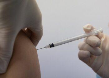 2 anos de vacinas contra covid: o que aprendemos sobre resultados e efeitos colaterais