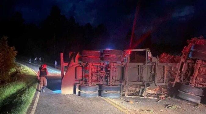 Cinco pessoas morrem após toras de eucalipto caírem de caminhão e esmagarem carros