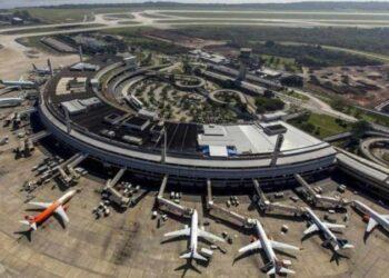 Greve de pilotos e comissários provoca atrasos em voos em aeroportos