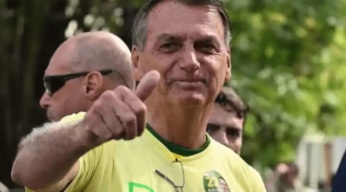 Em fim de mandato, Bolsonaro renova concessão da Globo, Band e Record