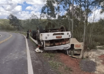 Motorista de reboque capota caminhão e morre esmagado em rodovia de MG