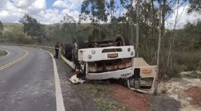 Motorista de reboque capota caminhão e morre esmagado em rodovia de MG