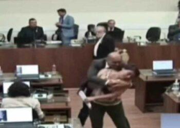 Parlamentar beija vereadora à força em sessão da Câmara de Florianópolis