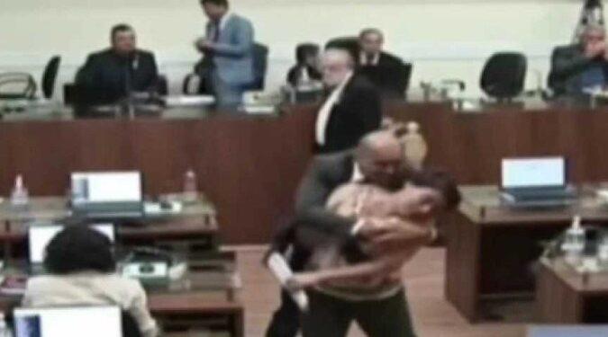 Parlamentar beija vereadora à força em sessão da Câmara de Florianópolis