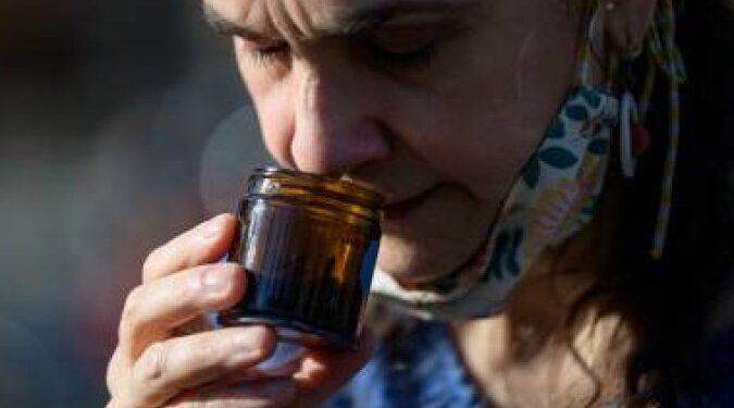 Covid-19: estudo descobre razão do vírus causar perda de olfato