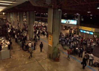 Mala explode no aeroporto de Guarulhos e parte do teto se desprende