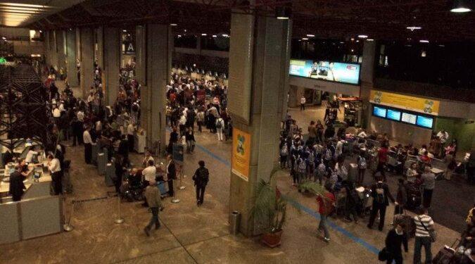 Mala explode no aeroporto de Guarulhos e parte do teto se desprende