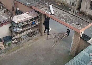 Ato heroico de criança salva avó de queda na China; veja vídeo