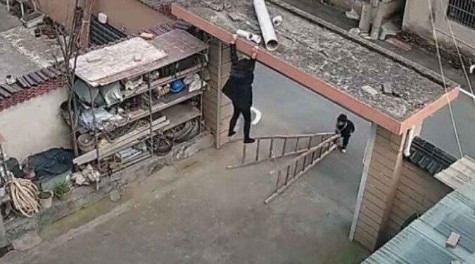 Ato heroico de criança salva avó de queda na China; veja vídeo
